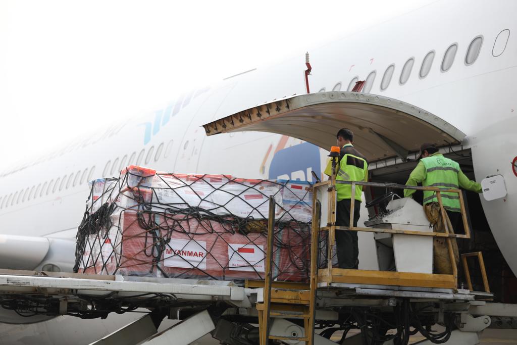 Petugas memasukkan barang bantuan berupa logistik dan peralatan yang akan dikirim ke Myanmar dari Terminal Cargo, Bandara Internasional Soekarno-Hatta, Tangerang, Banten, Senin (26/6). 